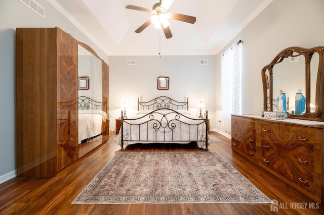 bedroom with dark wood-style flooring, ceiling fan, and baseboards