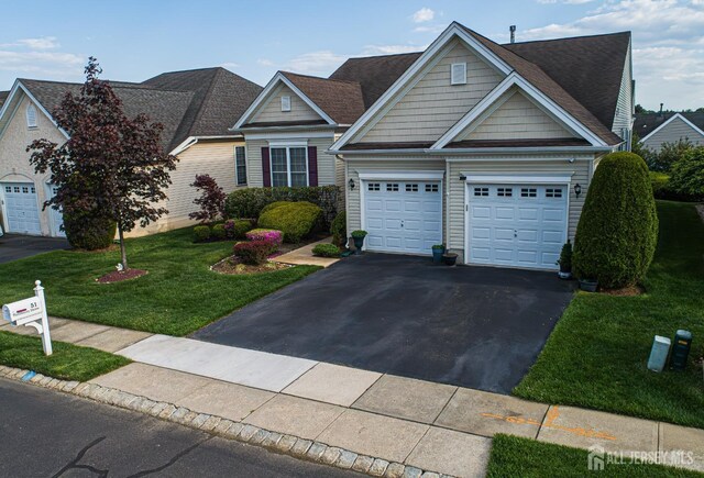 view of front of property featuring driveway and a front yard
