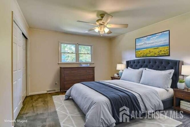 bedroom featuring ceiling fan, baseboards, and a closet