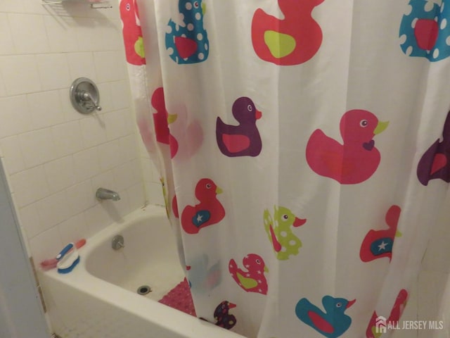 bathroom featuring shower / tub combo with curtain