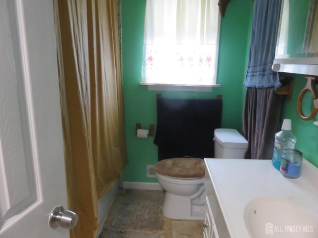 bathroom featuring toilet, vanity, a shower with shower curtain, and baseboards