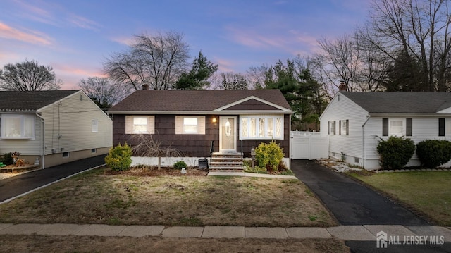 view of front of house featuring a yard