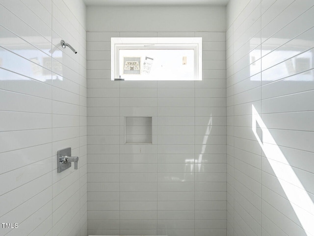 bathroom featuring tiled shower