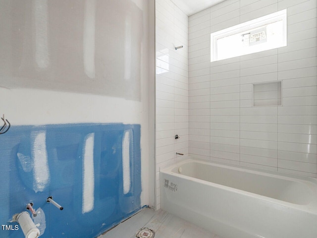 bathroom featuring tiled shower / bath