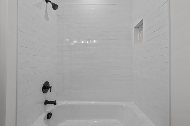 bathroom with tiled shower / bath