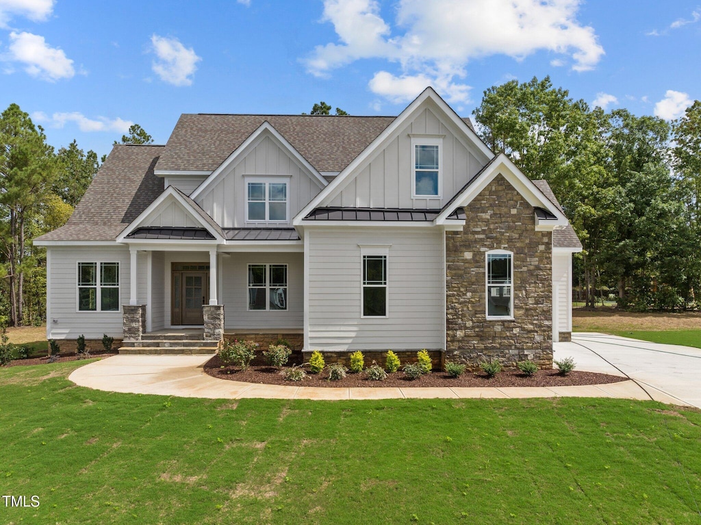 craftsman inspired home featuring a front lawn