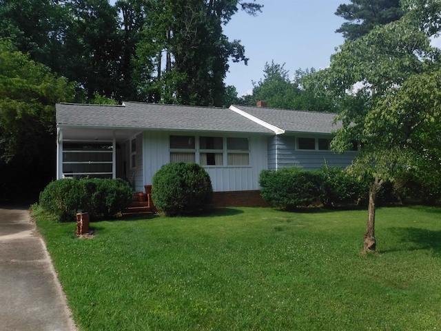 ranch-style house featuring a front lawn