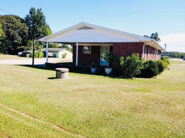 view of front of home featuring a front yard and a carport