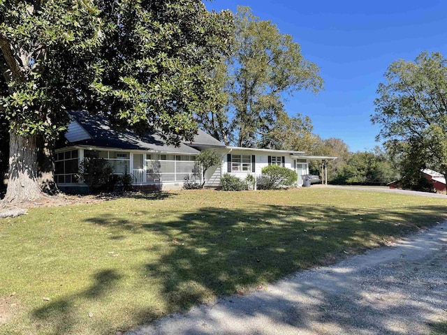 view of front of property featuring a front yard