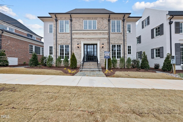 multi unit property featuring a front lawn