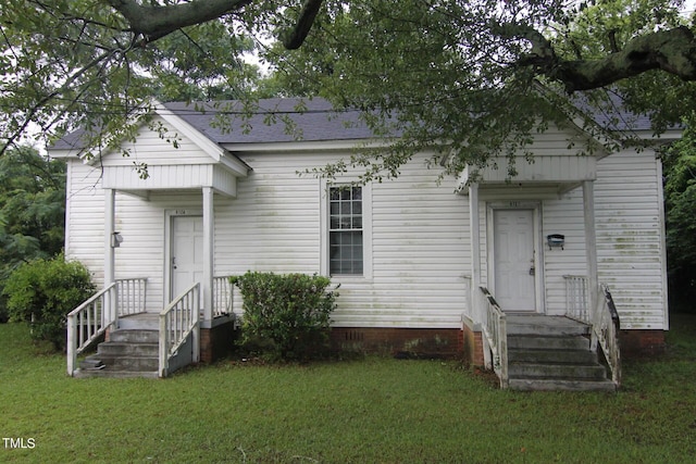 bungalow featuring a front yard