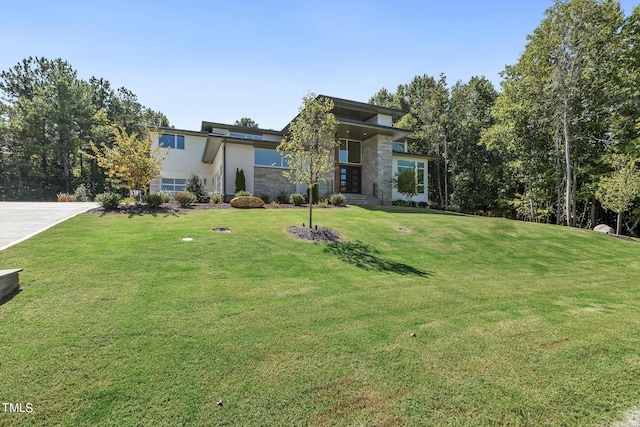 view of front of house featuring a front yard