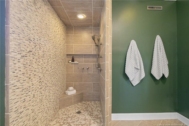 bathroom featuring a tile shower