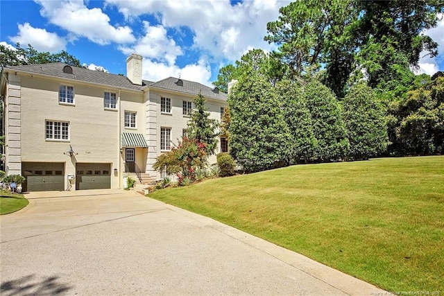 view of front of home featuring a front lawn and a garage