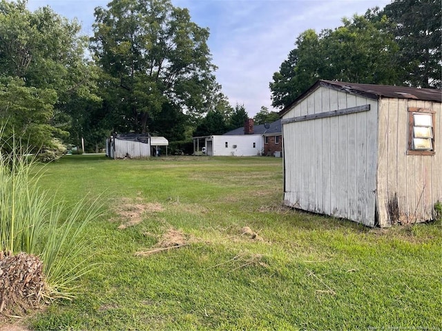 view of yard featuring a storage shed