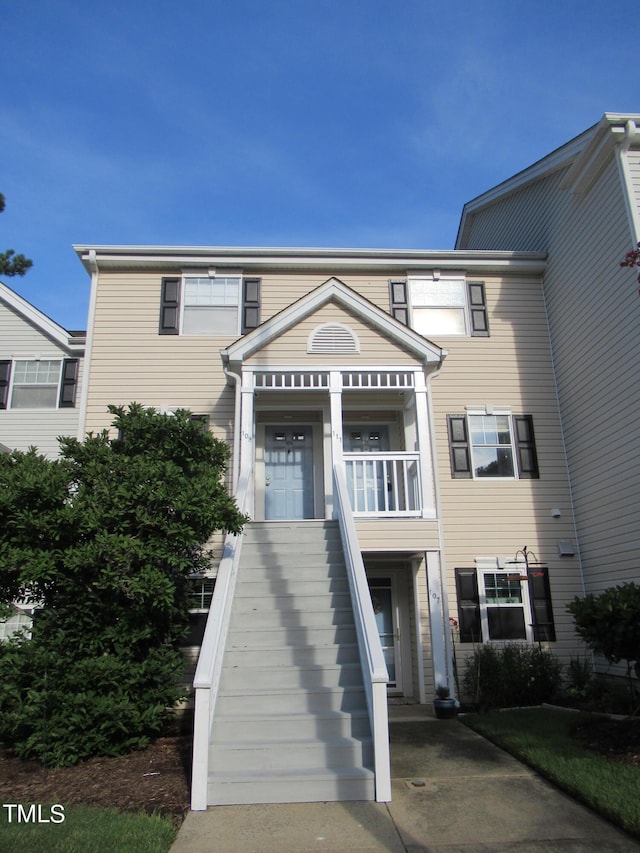 townhome / multi-family property featuring stairway