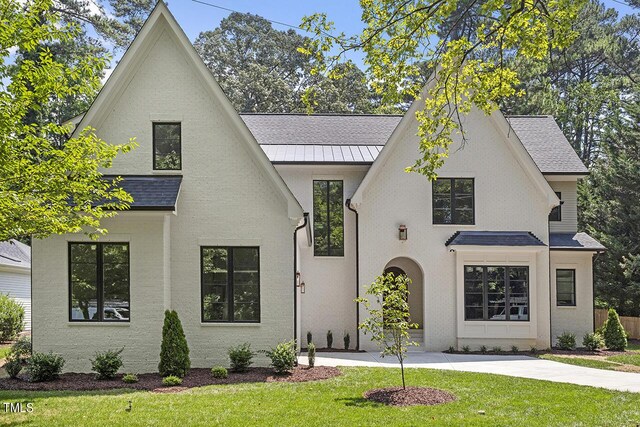 modern farmhouse style home featuring a front yard