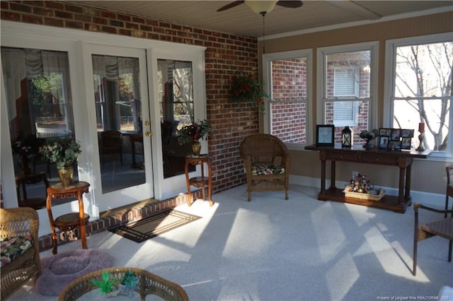 sunroom with ceiling fan