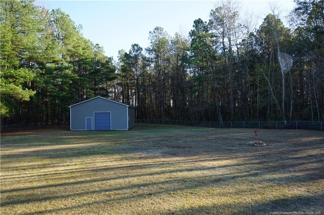 view of yard featuring an outbuilding