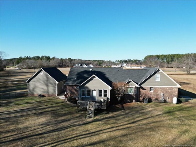 view of front of property featuring a front yard