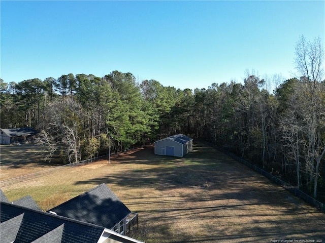 view of yard with an outdoor structure