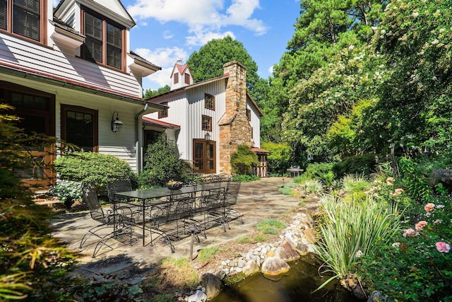 view of yard featuring a patio area