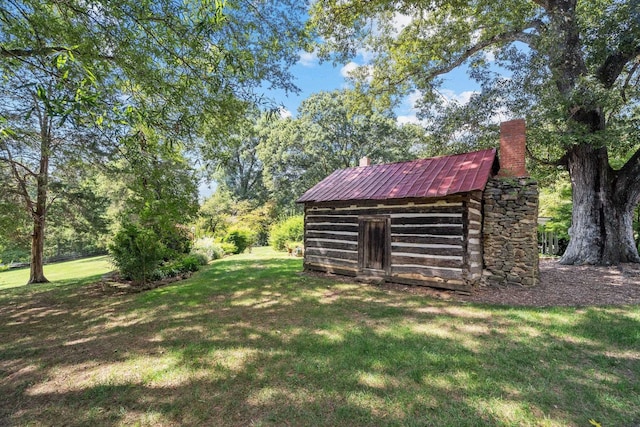 view of yard featuring an outbuilding