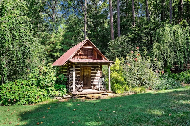 view of outdoor structure featuring a yard