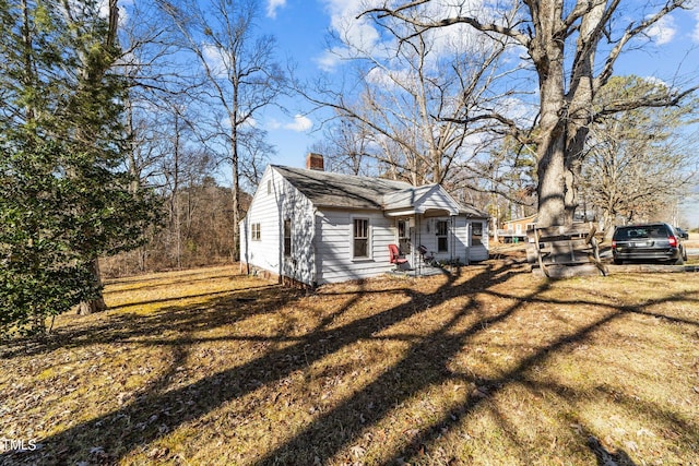 view of front of property featuring a front lawn