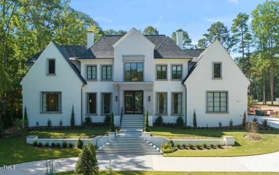 view of front of home featuring a front lawn