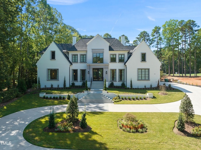 view of front of house featuring a front lawn