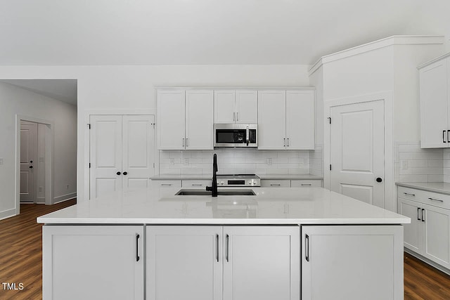 kitchen featuring an island with sink, white cabinetry, and dark hardwood / wood-style flooring