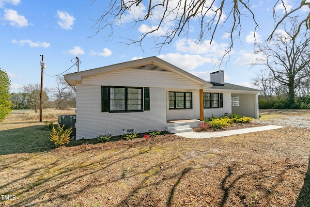 view of front of house featuring a front lawn