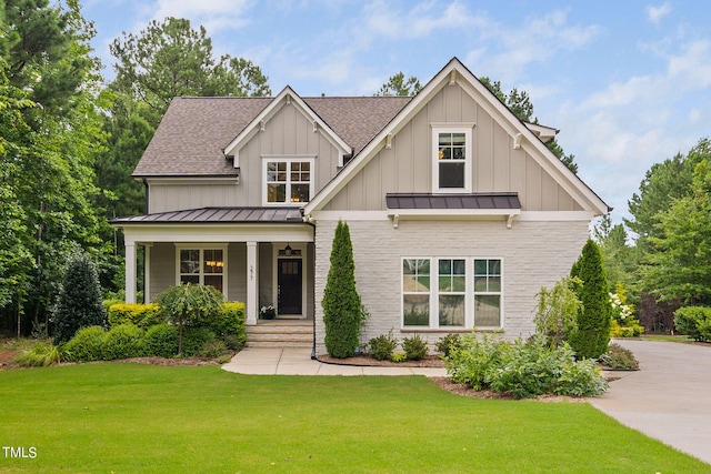 view of front of house featuring a porch and a front lawn