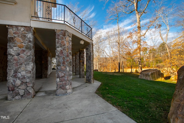 view of yard with a patio