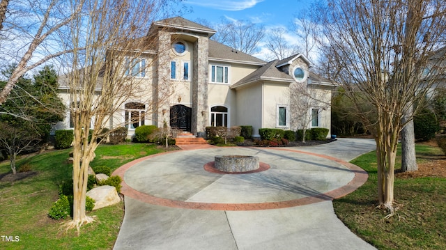 view of front of property with a front yard