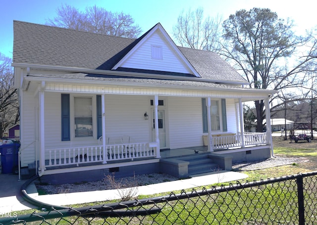 view of front facade with a front lawn and covered porch