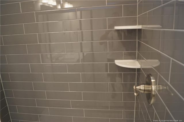 room details featuring tiled shower