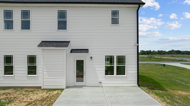 view of front of home featuring a patio area and a front yard