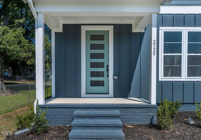 entrance to property featuring covered porch