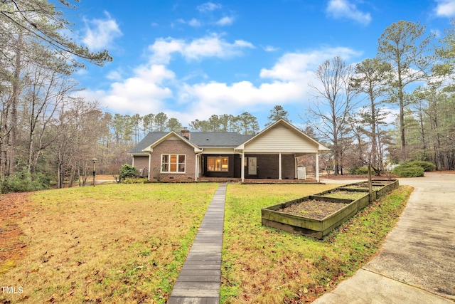 view of front of house featuring a front lawn