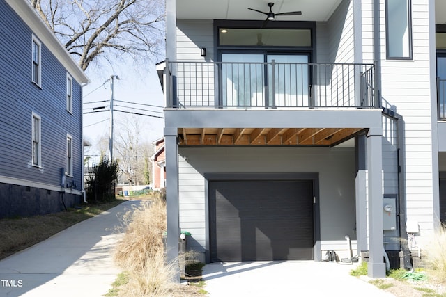 exterior space with ceiling fan