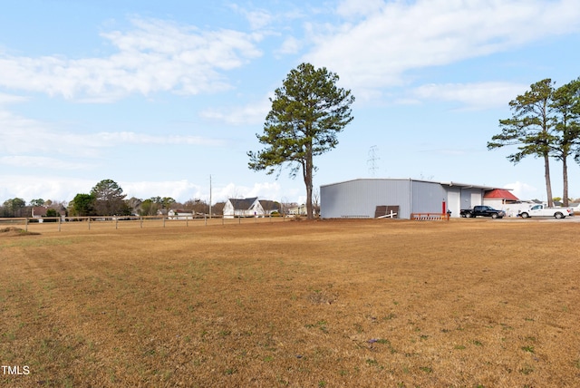 view of yard featuring an outdoor structure