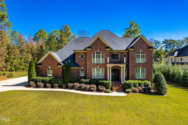 view of front of home featuring a front lawn