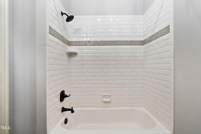 bathroom featuring tiled shower / bath combo