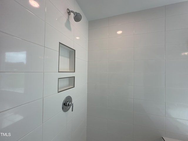 bathroom featuring a tile shower