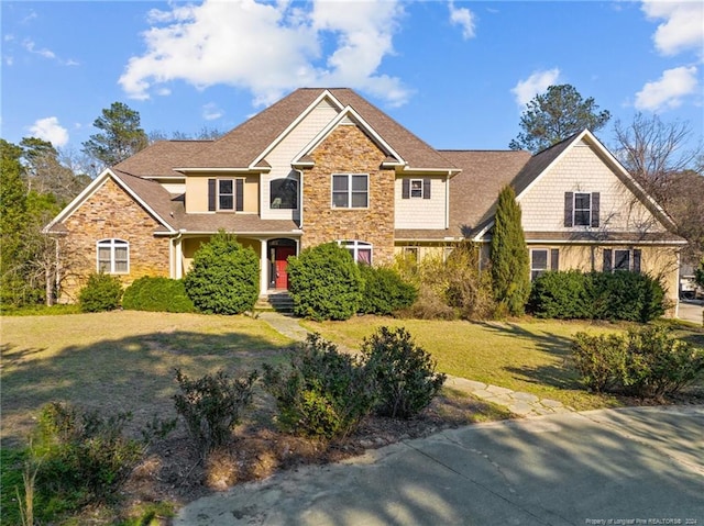 view of front of home featuring a front yard