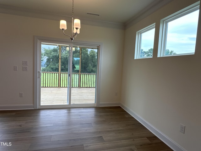 interior space with ornamental molding, visible vents, dark wood-type flooring, and an inviting chandelier