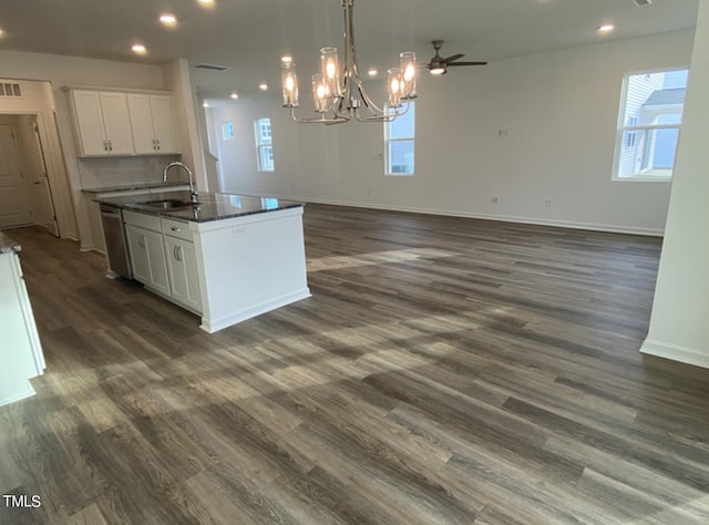 kitchen with ceiling fan, white cabinets, sink, a kitchen island with sink, and dark hardwood / wood-style flooring