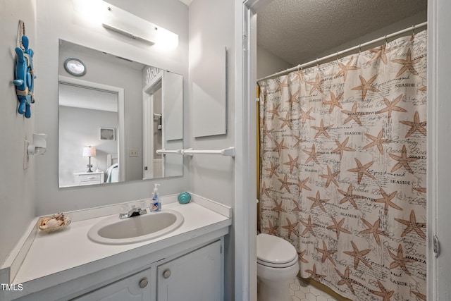 bathroom featuring a shower with curtain, vanity, toilet, and a textured ceiling